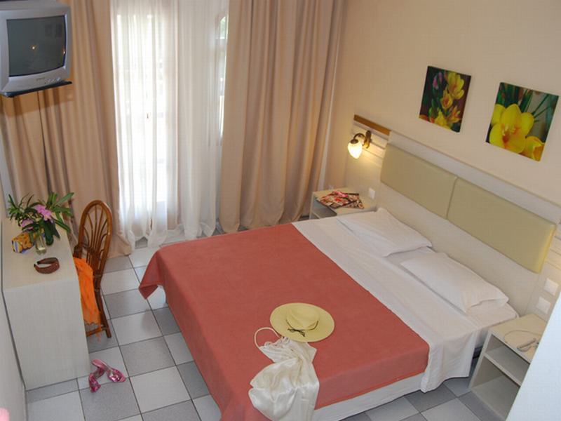 Hotel Calypso Ханиоти Екстериор снимка
